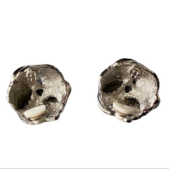 Vintage Silver Tone Ribbed Clip On Earring’s - Picture 3 of 4